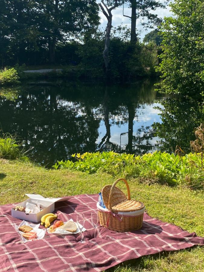 The Shepherd'S Hut - Wild Escapes Wrenbury Off Grid Glamping - Ages 12 And Over Baddiley Eksteriør billede