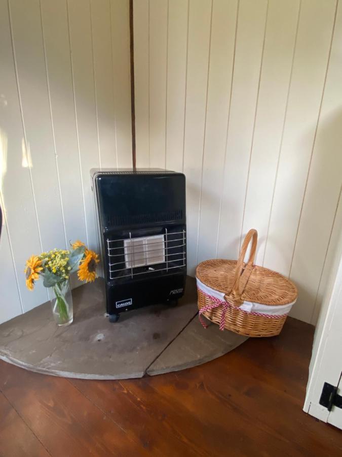 The Shepherd'S Hut - Wild Escapes Wrenbury Off Grid Glamping - Ages 12 And Over Baddiley Eksteriør billede