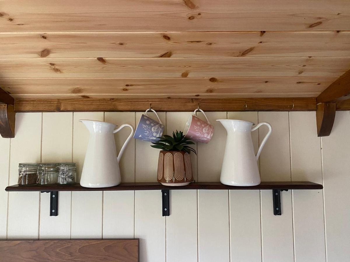 The Shepherd'S Hut - Wild Escapes Wrenbury Off Grid Glamping - Ages 12 And Over Baddiley Eksteriør billede